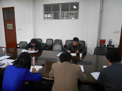 91传媒
党的群众路线教育实践活动领导班子专题民主生活会现场图片一.jpg